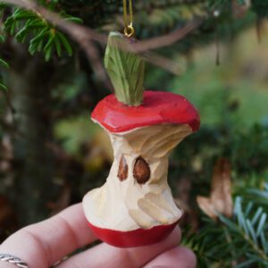 Ogryzek jabłka na choinkę